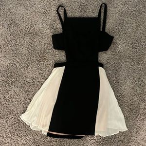 Short BCBG dress! Only worn once. Black and white in very good condition, size 0